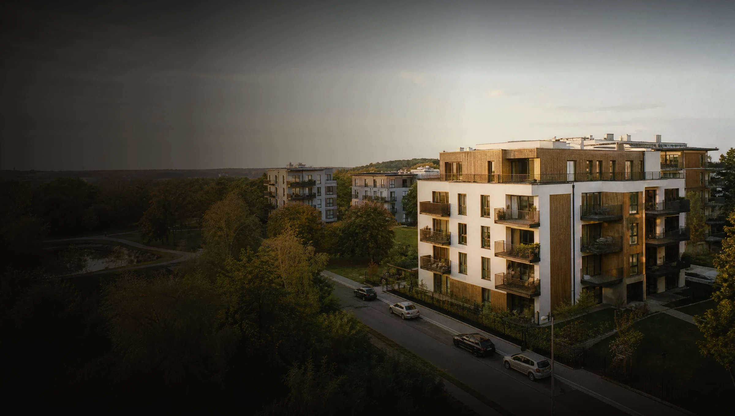 ZLATÁ GERBERA — bytový dům u parku se zlatým světlem západu slunce